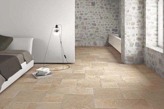 Le sol de la chambre est carrelé avec un carrelage multiformat en pierre naturelle de Dordogne.